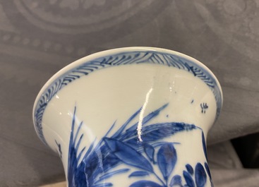 Une garniture de cinq vases en porcelaine de Chine en bleu et blanc, Kangxi